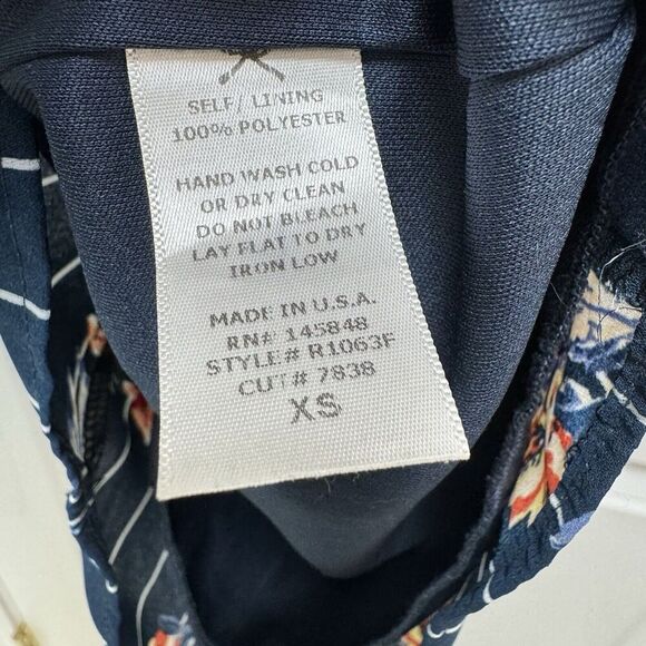Everly Short Romper Sz XS Faux Wrap Sleeveless V Neck Navy Floral Summer Travel - Picture 4 of 4